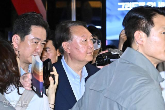 윤석열 전 대통령이 21일 서울 동대문구 메가박스에서 '부정선거, 신의 작품인가'를 관람하고 영화관을 나서고 있다. 정다빈 기자