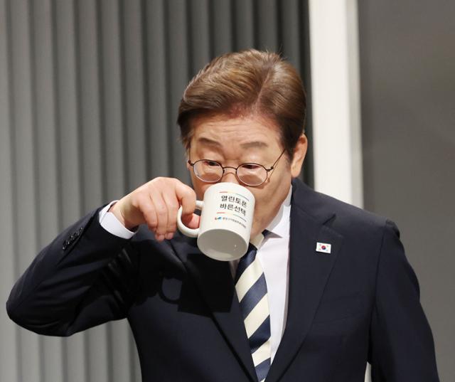 이재명 더불어민주당 대선 후보가 23일 서울 영등포구 KBS본관 스튜디오에서 열린 중앙선거방송토론위원회 주관 제21대 대통령선거 2차 후보자토론회에서 물을 마시고 있다. 국회사진기자단