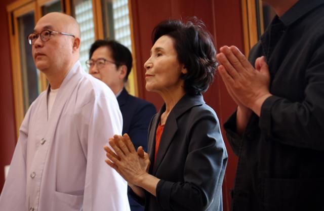 23일 김문수 국민의힘 대선 후보의 배우자 설난영 여사가 강원 원주시 구룡사를 찾아 기도를 하고 있다. 연합뉴스