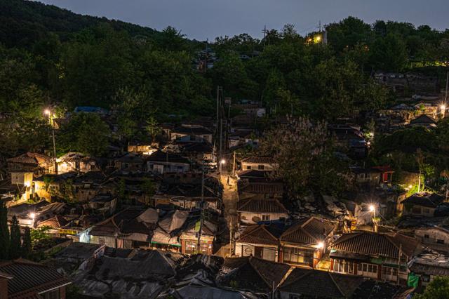 21일 서울 노원구 중계본동 '백사마을' 재개발구역의 공가들 사이로 사람들이 오가고 있다. 최주연 기자