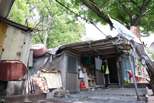 14일 '백사마을' 1통에 거주하는 김수민(가명)씨가 본인의 집에서 주변을 둘러보고 있다. 1967년도부터 백사마을에 거주한 김씨는 1995년부터 이곳에서 살며 두 아이를 키웠다. 최주연 기자