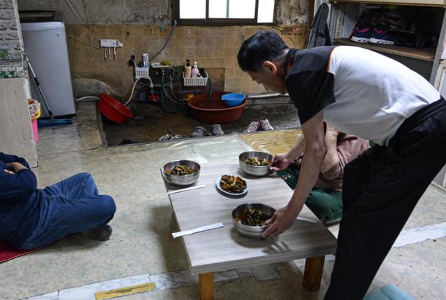 14일 '백사마을' 1통에 거주하는 김수민(가명)씨가 이웃들에게 열무국수를 대접하고 있다. 최주연 기자
