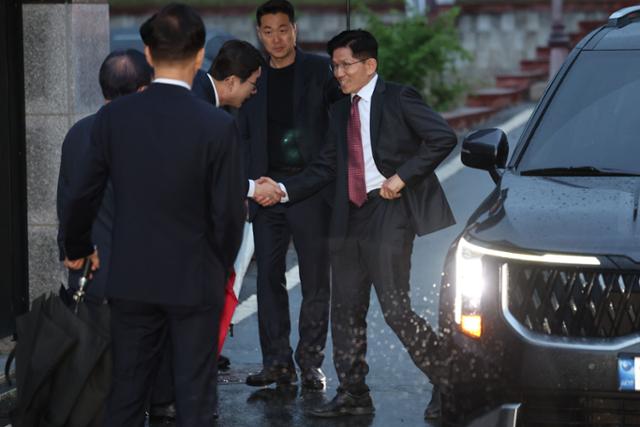 김문수 국민의힘 대선 후보가 24일 박근혜 전 대통령을 예방하기 위해 대구 달성군 유가읍 사저로 들어가고 있다. 뉴시스
