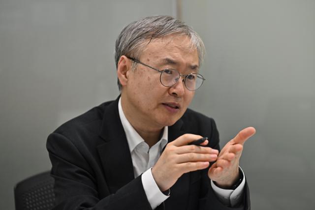 임효창 경제정의실천시민연합 유권자운동본부장이 21일 서울의 한 사무실에서 한국일보와 인터뷰를 하고 있다. 임 본부장은 "대선이 얼마 남지 않은 지금은 유권자들이 본인 생활과 밀접한 공약들을 중심으로 대선 후보들의 자