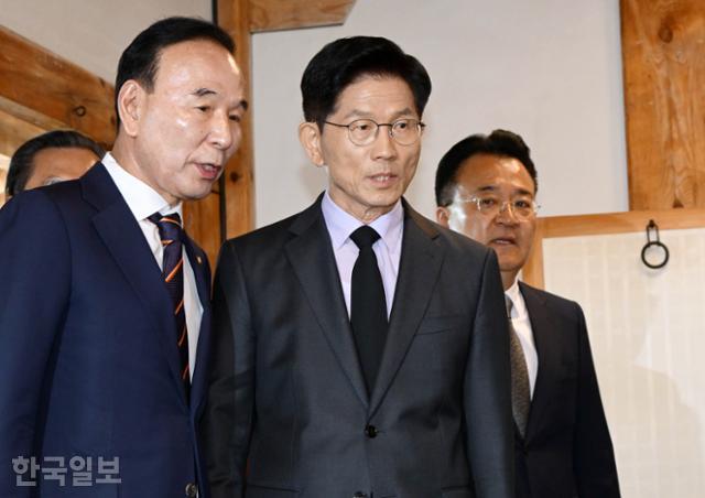 김문수 국민의힘 대선 후보가 25일 충북 옥천군 육영수 여사 생가를 방문하고 있다. 옥천=정다빈 기자