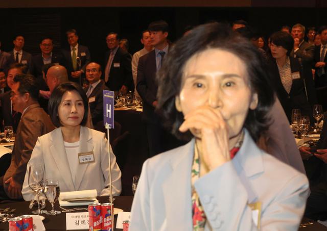 김문수 국민의힘 대선 후보의 배우자 설난영(오른쪽)씨와 이재명 더불어민주당 대선 후보의 배우자 김혜경(뒷줄 왼쪽)씨가 12일 서울 중구 신라호텔에서 열린 조계종 중앙신도회 창립 70주년 기념식에 참석하고 있다. 연합