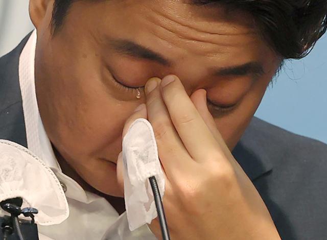 2022년 8월 13일 당시 이준석 국민의힘 대표가 소통관에서 기자회견을 열고 당 비상대책위원회 체제 전환에 대한 가처분 신청 등과 관련해 직접 입장을 밝히던 중 눈물을 닦고 있다. 이 대표는 이후 비대위 체제 전환