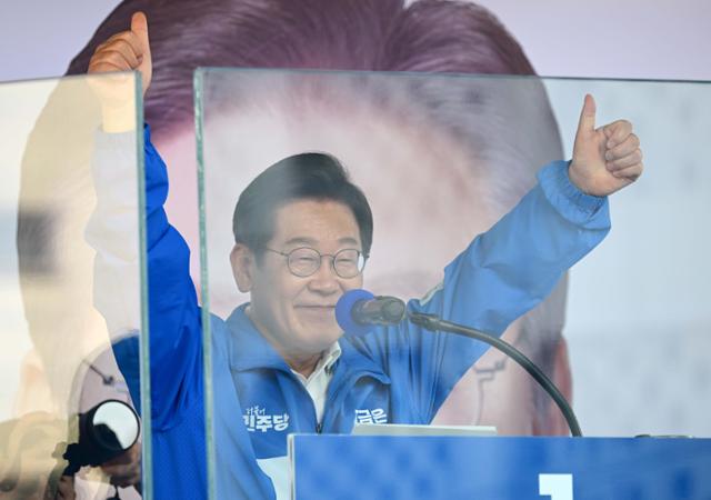 이재명 더불어민주당 대선 후보가 캐스팅보트인 충청권 공략에 나선 25일 충남 당진전통시장을 찾아 지지를 호소하고 있다. 고영권 기자