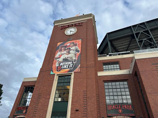 미국 캘리포니아주 소마 지역에 위치한 샌프란시스코의 홈구장 오라클 파크 입구. 전면에 이정후를 비롯한 샌프란시스코 대표 선수들의 사진이 붙어 있다. 샌프란시스코=이서희 특파원