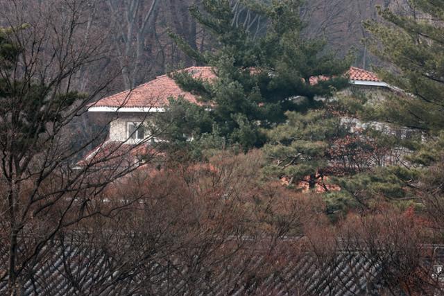 경찰 비상계엄 특별수사단이 계엄문건과 폐쇄회로(CC)TV 등을 확보하기 위해 대통령 안전가옥에 대해 압수수색을 진행한 지난 1월 20일 서울 종로구 삼청동 대통령 안가. 연합뉴스