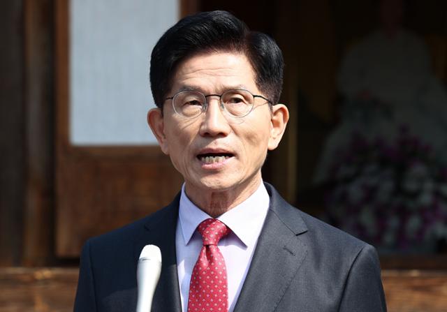 김문수 국민의힘 대선 후보가 25일 충북 옥천군 박정희 전 대통령의 부인 육영수 여사 생가를 둘러본 뒤 현안 관련 입장 발표를 하고 있다. 옥천=뉴스1