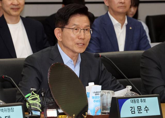 김문수 국민의힘 대선 후보가 26일 경기 평택시 고덕동 삼성전자 반도체 공장을 찾아 발언을 하고 있다. 평택=정다빈 기자