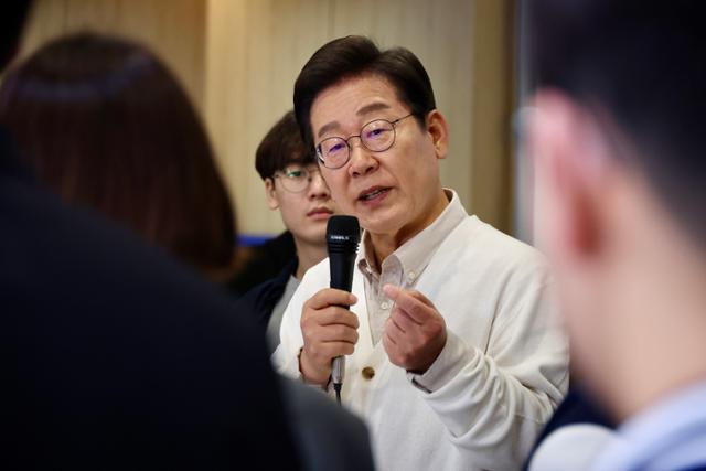 이재명 더불어민주당 대선 후보가 26일 경기 수원시 아주대를 찾아 대학생 간담회를 진행하고 있다. 수원=뉴스1