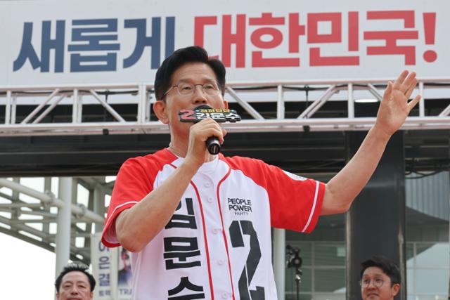 김문수 국민의힘 대선 후보가 26일 경기 용인시 죽전역 인근에서 열린 집중유세에서 지지호소를 하고 있다. 용인=뉴시스