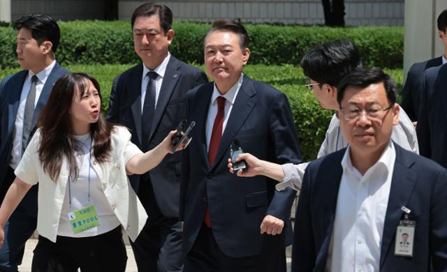 윤석열 전 대통령이 26일 서울 서초구 서울중앙지법에서 열린 내란 우두머리 혐의, 직권남용 권리행사 방해 혐의 사건 5차 오전 공판을 마친 뒤 차량으로 향하고 있다. 사진공동취재단