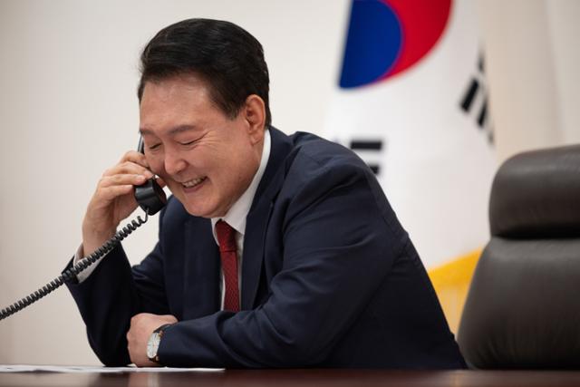 당시 윤석열 대통령이 2024년 7월 23일 서울 용산 대통령실 청사에서 페트로 피알라 체코 총리와 전화 통화를 하고 있다. 대통령실 제공