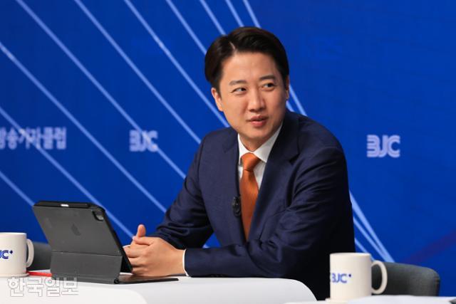 이준석 개혁신당 대선후보가 26일 서울 목동 한국방송회관에서 열린 한국방송기자클럽 토론회에 앞서 참석자들과 인사하고 있다. 최주연 기자