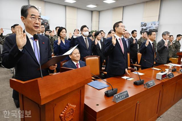 한덕수 전 국무총리가 지난 1월 22일 국회에서 열린 윤석열 정부의 비상계엄 선포를 통한 내란 혐의 진상규명 국정조사특별위원회 제5차 전체회의 1차 청문회에서 선서하고 있다. 이상민 전 행정안전부 장관은 선서에 불응
