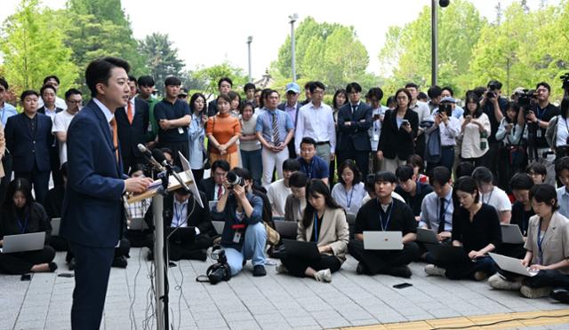 이준석 개혁신당 대선 후보가 27일 국회 소통관 앞에서 열린 긴급기자회견에서 21대 대선 완주를 선언하고 있다. 고영권 기자
