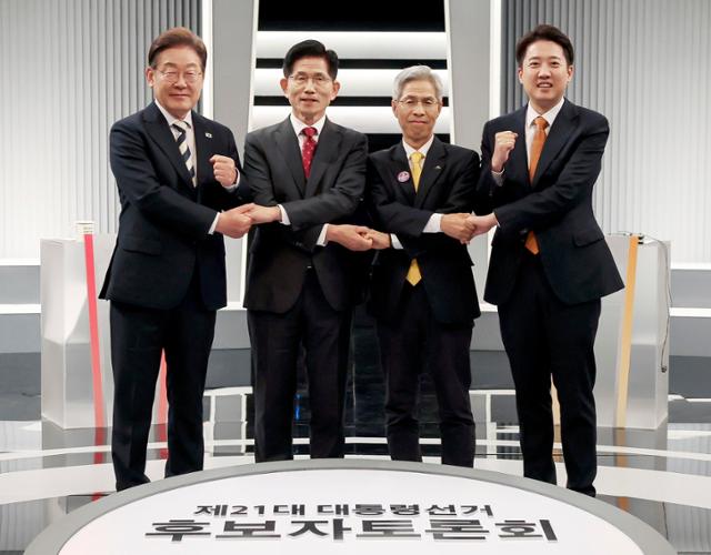 이재명 더불어민주당(왼쪽부터), 김문수 국민의힘, 이준석 개혁신당, 권영국 민주노동당 대선 후보가 23일 서울 영등포구 KBS본관 스튜디오에서 중앙선거방송토론위원회 주관 제21대 대통령선거 2차 후보자 토론회 시작에