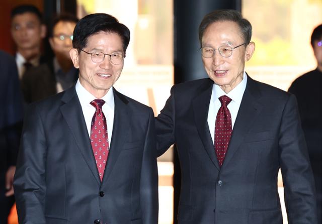 김문수 국민의힘 대선 후보와 이명박 전 대통령이 27일 서울 영등포구 한 호텔에서 회동하고 있다. 뉴스1