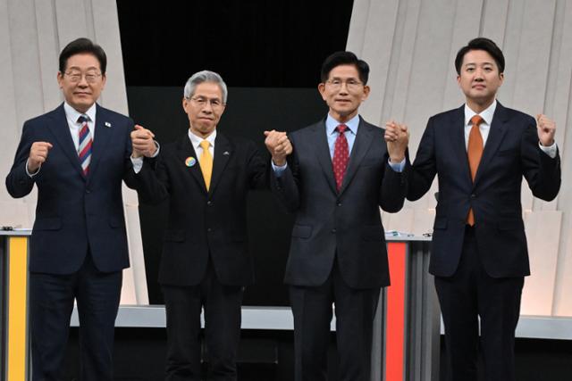 이재명 더불어민주당 대선 후보(왼쪽부터), 권영국 민주노동당 대선 후보, 김문수 국민의힘 대선 후보, 이준석 개혁신당 대선후보가 27일 서울 마포구 상암동 MBC 스튜디오에서 진행된 정치 분야 TV토론회에 앞서 포즈
