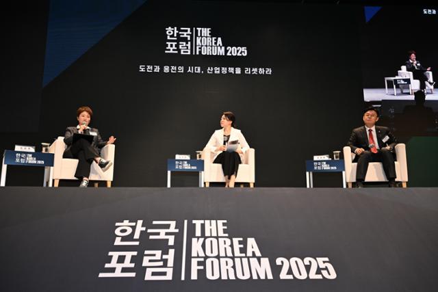 이언주(왼쪽부터) 더불어민주당 의원, 김지은 한국일보 콘텐츠스튜디오팀장, 김성원 국민의힘 의원이 2025 한국포럼 '기로에 선 한국 핵심산업'이 열린 27일 서울 중구 웨스틴 조선에서 '도전과 응전의 시대, 산업정책
