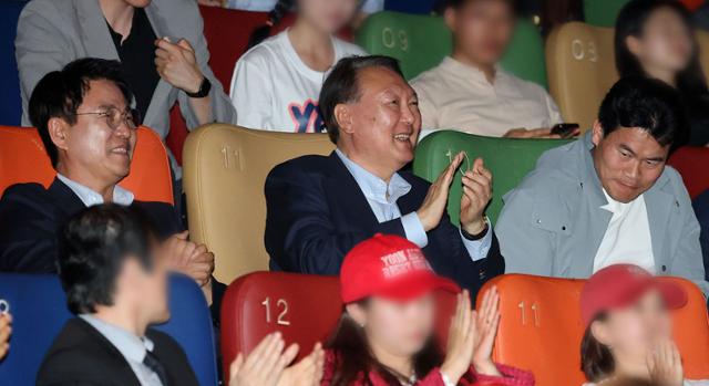 윤석열 전 대통령이 21일 서울 메가박스 동대문에서 이영돈(왼쪽) PD, 전한길(오른쪽) 전 한국사 강사와 함께 영화 '부정선거, 신의 작품인가' 관람을 마친 뒤 박수를 치고 있다. 사진공동취재단