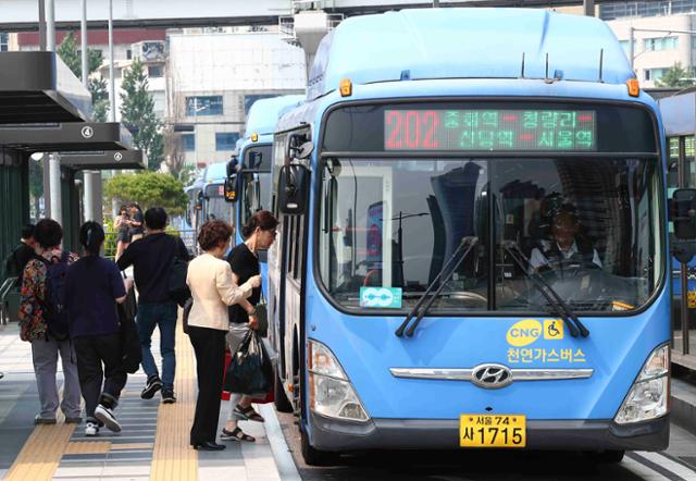 서울 시내버스 파업 예고를 하루 앞둔 27일 서울 중구 서울역 버스승강장에서 시민들이 시내버스를 기다리고 있다.서울시버스노동조합은 임금·단체협약(임단협) 협상 결렬로 28일 첫차부터 파업에 돌입하려했으나 번복해 정상