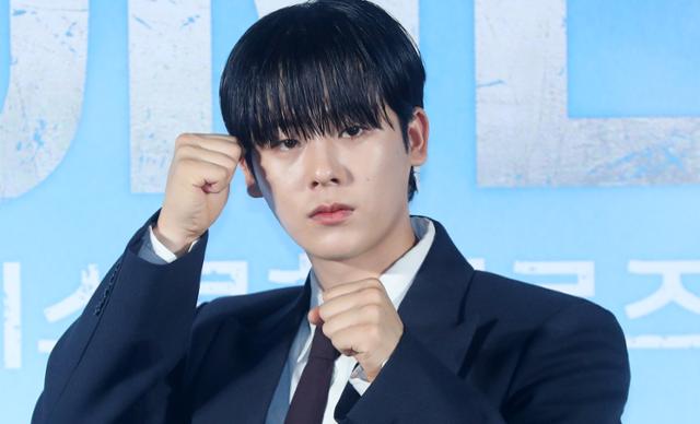 '<b>하이스쿨 히어로즈</b>' 감독 "<b>이정하</b> 웃을 때 녹게 돼"