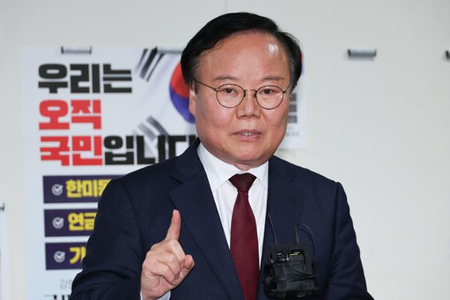 김문수 국민의힘 대통령 후보 대리인인 김재원 비서실장이 10일 서울 여의도 국회에서 당시 당내 단일화 협상 관련 한덕수 예비후보 측과 회동을 마친 뒤 브리핑을 하고 있다. 뉴스1