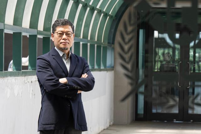 22일 본보와 인터뷰에 앞서 서울대 공학관 연구실 복도에서 포즈를 취하고 있는 이정동 교수. 2025.05.22 박시몬 기자 simon@hankookilbo.com