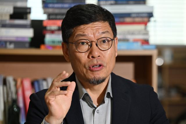 22일 서울대 공학관 연구실에서 본보와 인터뷰하고 있는 이정동 교수. 2025.05.22 박시몬 기자 simon@hankookilbo.com