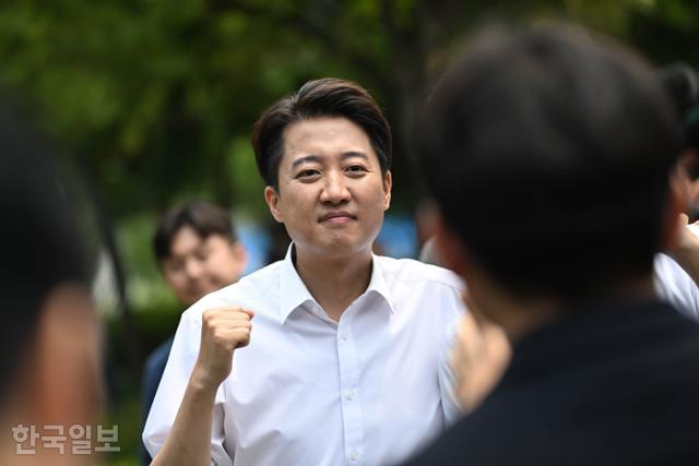 이준석 개혁신당 대선 후보가 28일 서울 여의도 공원에서 산책유세를 하고 있다. 코리아타임스 심현철 기자