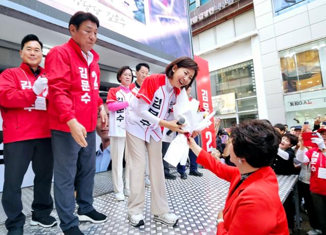 나경원 국민의힘 중앙선거대책위원회 공동선대위원장이 25일 대구 동성로에서 열린 김문수 후보 집중 유세에서 지지자로부터 꽃다발을 받고 있다. 뉴스1