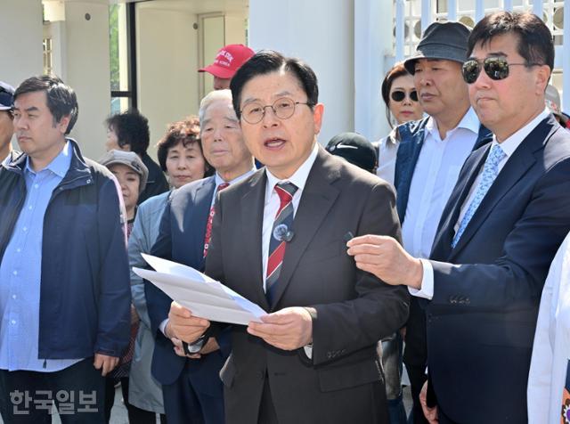 황교안(가운데) 전 국무총리가 지난달 24일 정부서울청사 앞에서 부정선거 방지 방안 관련 발언을 하고 있다. 홍인기 기자