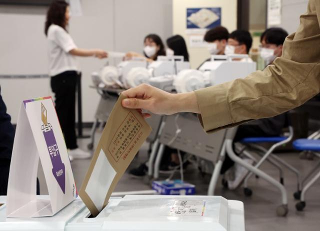 제21대 대통령선거 사전투표를 하루 앞둔 28일 부산 연제구청 2층에 마련된 연산제2동사전투표소에서 투표관리관들이 투표절차를 점검하고 있다. 부산=뉴시스