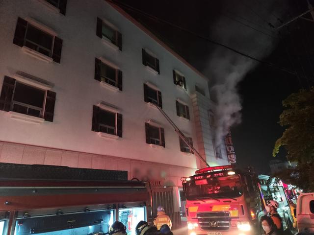 28일 오후 9시33분쯤 충남 서산시 동문동의 한 모텔에서 불이 나 연기가 하늘로 치솟고 있다. 뉴시스