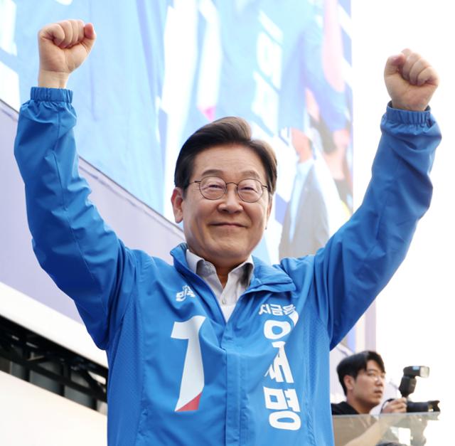 이재명 더불어민주당 대선 후보가 28일 오후 서울 성동구 왕십리역 광장에서 열린 성동구·동대문구 유세를 마친 뒤 지지를 호소하고 있다. 고영권 기자