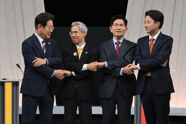 27일 열린 중앙선거방송토론위원회 주관 제21대 대통령선거 3차 후보자 토론회 시작에 앞서 각 정당의 대선 후보들이 기념촬영을 하고 있다. 왼쪽부터 이재명 더불어민주당, 권영국 민주노동당, 김문수 국민의힘, 이준석 