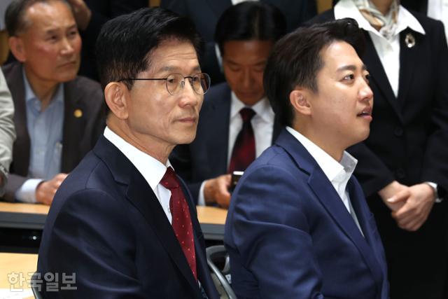 김문수 국민의힘 대선 후보와 이준석 개혁신당 대선 후보가 19일 서울 중구 서울시청에서 열린 약자와 동행하는 서울 토론회에 참석해 있다. 하상윤 기자