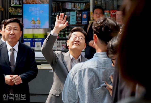 이재명 더불어민주당 대선 후보가 28일 서울 신사동 가로수길 미드타운 스튜디오에서 'K-이니셔TV' '1400만 개미와 한배 탔어요' 유튜브 라이브를 마치고 주민들에게 인사하고 있다. 고영권 기자