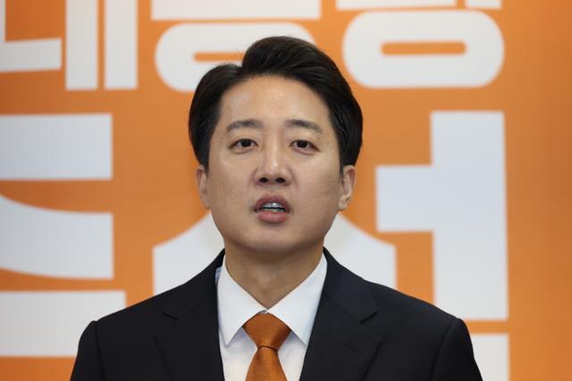 이준석 개혁신당 대통령 후보가 29일 국회에서 TV토론 당시 여성 신체 부위 언급에 대한 사과와 이재명 더불어민주당 후보 아들 의혹 관련 긴급 기자회견을 하고 있다. 뉴스1
