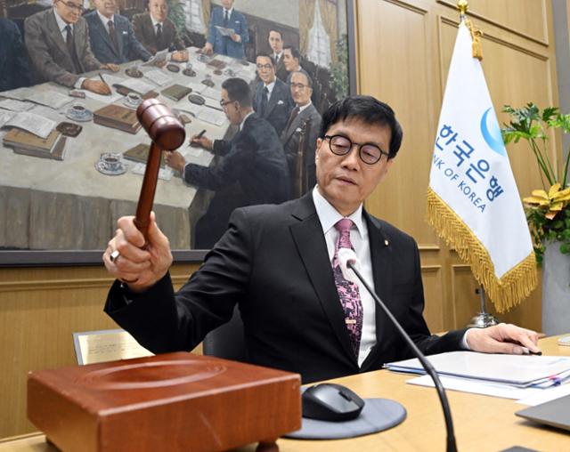 이창용 한국은행 총재가 29일 서울 중구 한국은행에서 열린 금융통화위원회에서 의사봉을 치고 있다. 사진공동취재단