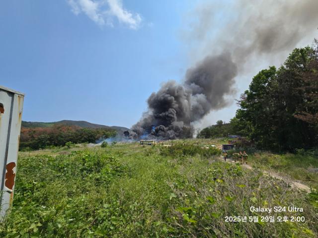 29일 오후 1시 43분쯤 경북 포항시 남구에서 해군 초계기가 추락하는 사고가 발생했다. 독자제공29일 오후 1시 43분쯤 경북 포항시 남구에서 해군 초계기가 추락하는 사고가 발생했다. 독자제공