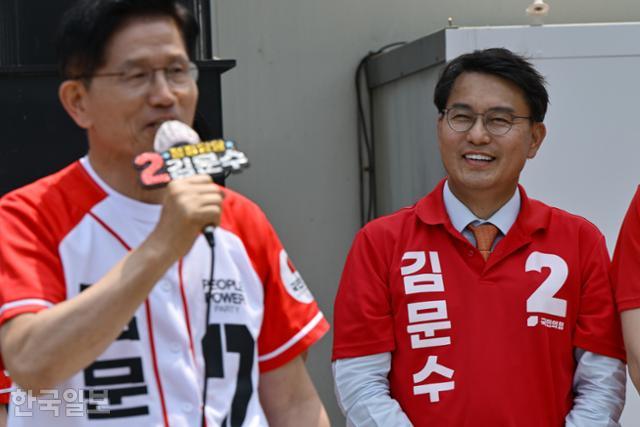김문수(왼쪽) 국민의힘 대선 후보가 29일 인천 미추홀구 인하대역 광장에서 열린 집중 유세 도중 발언하고 있다. 최근 국민의힘 공동선거대책위원장에 임명되며 당내 논란을 유발한 '친윤석열계' 윤상현 의원이 김 후보 옆