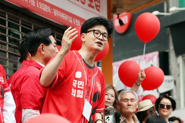 제21대 대통령선거 사전투표 첫날인 29일 광주 동구 충장로 우체국 앞에서 한동훈 국민의힘 전 대표가 유세하고 있다. 광주=연합뉴스