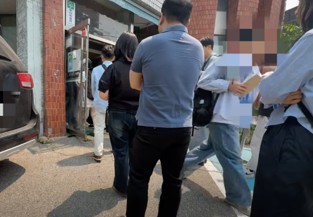 21대 대선 사전투표일 첫날인 29일 서울 서대문구 구 신촌동 주민센터 사전투표소 입구에서 한 시민이 투표용지와 회송용 봉투를 들고 건물 입구 밖으로 이어진 줄 맨끝으로 향하고 있다. 유튜브채널 '애국청년 박준영' 