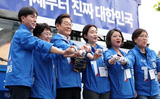 이재명 더불어민주당 대선 후보가 29일 오후 서울 송파구 잠실야구장 앞 광장에서 열린 강동구·송파구 집중유세에서 '내란종식 1'이 새겨진 야구공 퍼포먼스를 하고 있다. 고영권 기자