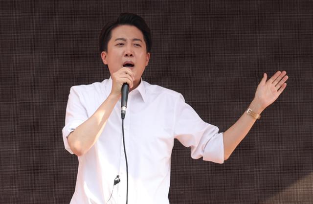 이준석 개혁신당 후보가 29일 서울 성북구 고려대 정경대 후문에서 열린 유세에서 지지를 호소하고 있다. 뉴시스